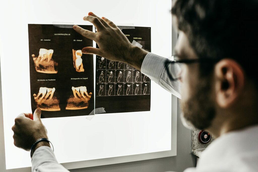 Dentista viendo radiografía