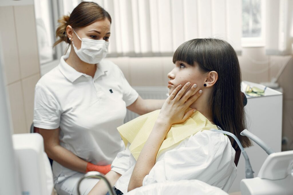 Dentista atendiendo paciente